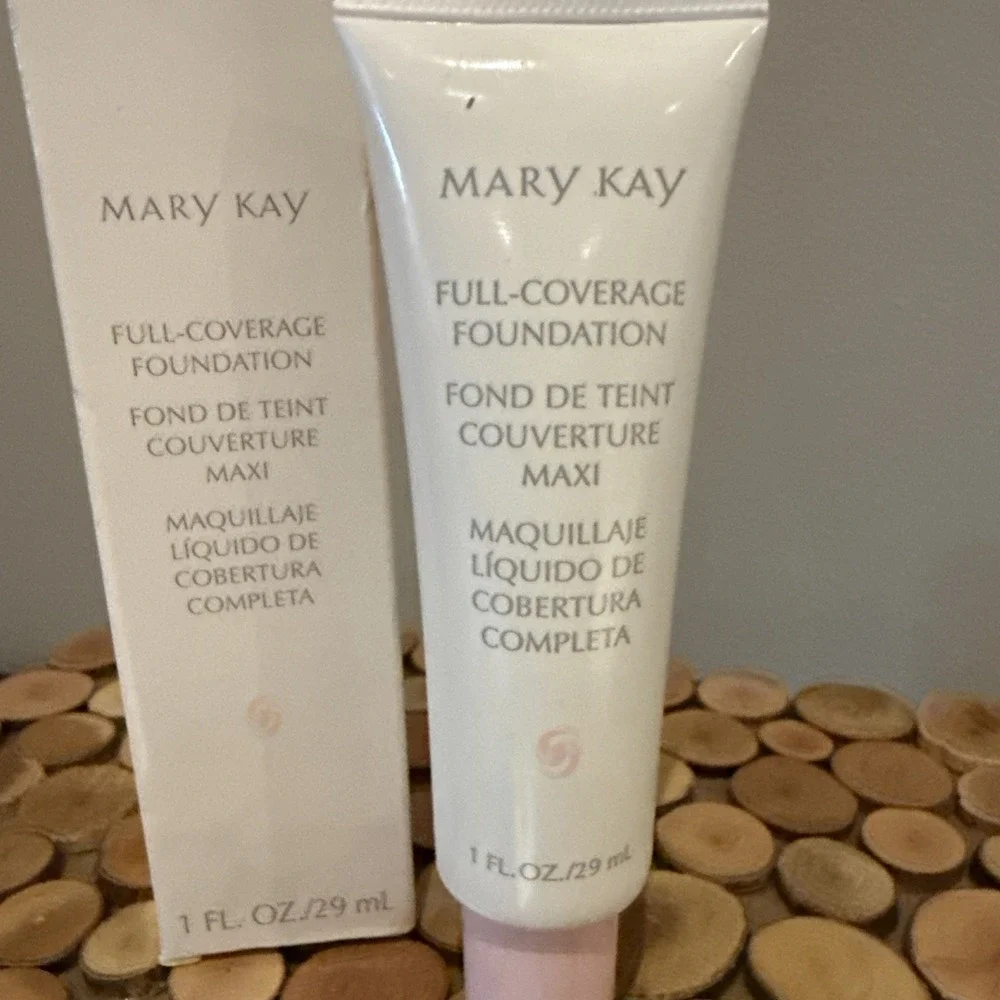Mary Kay - 368500‎ - Full Coverage Foundation - Ivory - 202 NEW OLD STOCK - 1 OZ